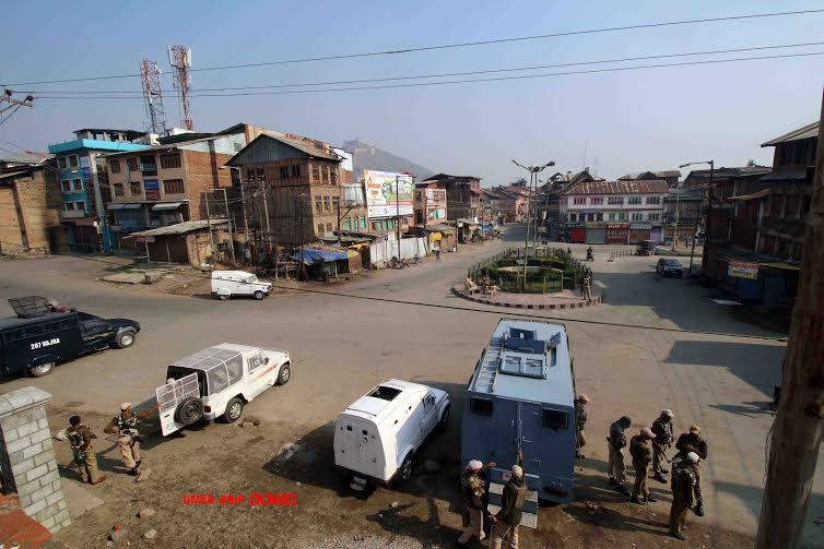 Restrictions cripple life in Srinagar, Anantnag